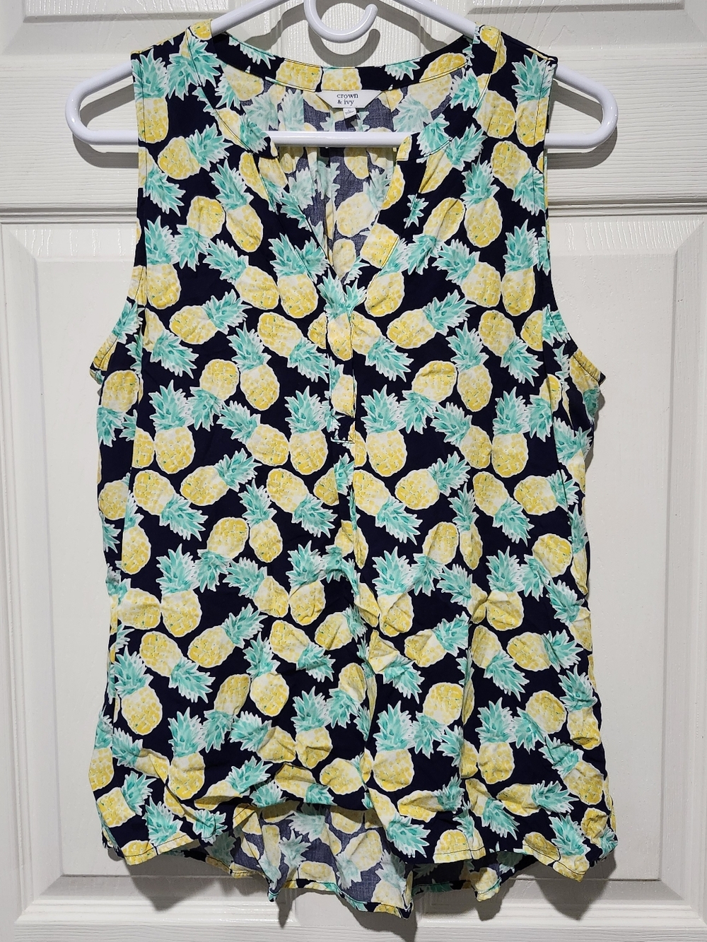 Crown & Ivy Sleeveless Pineapple-Print Top Size Large